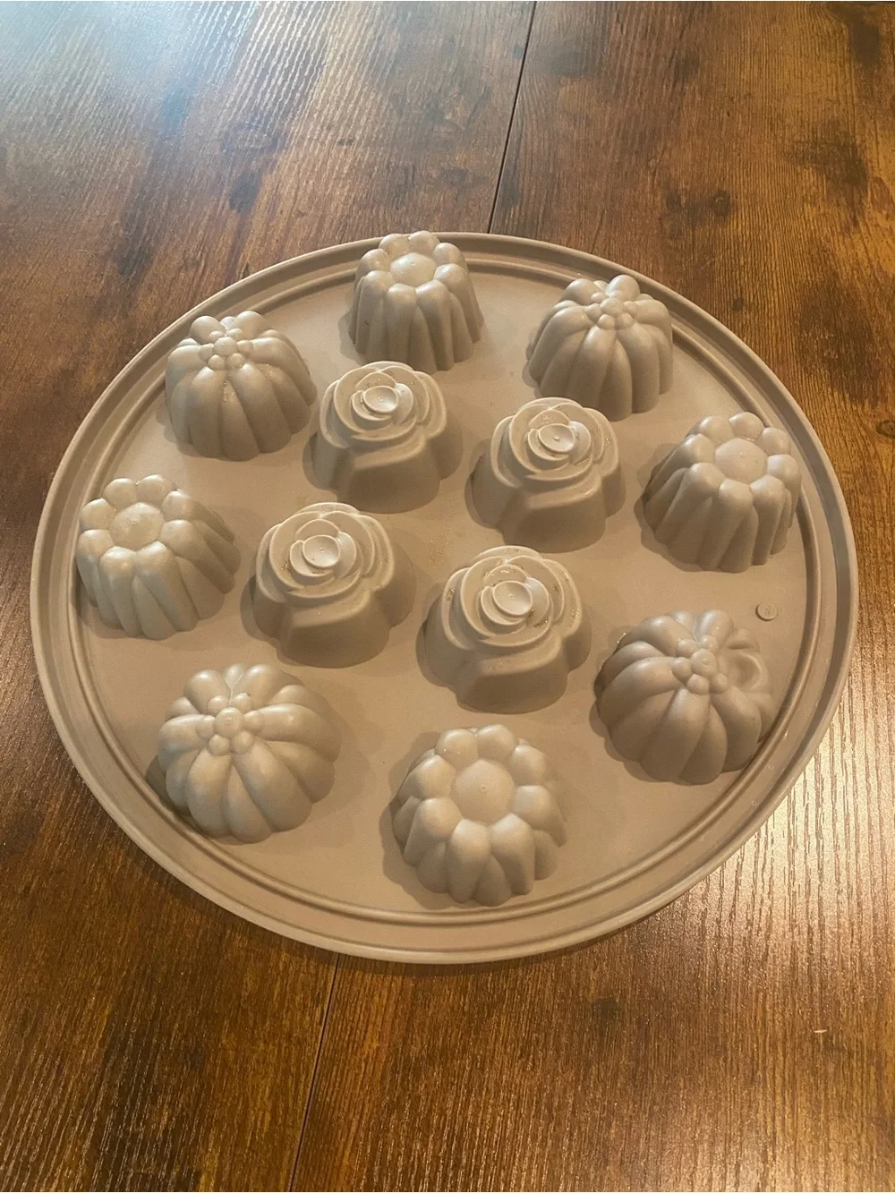 Pampered Chef Taupe Floral Silicone Mini Mold - 12 Cavity